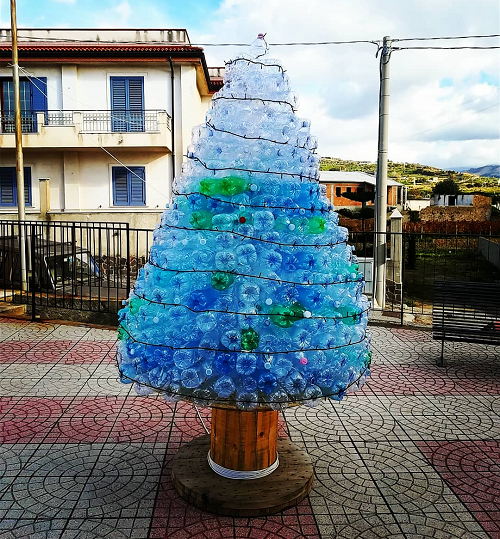 albero di natale bottiglie plastica piale