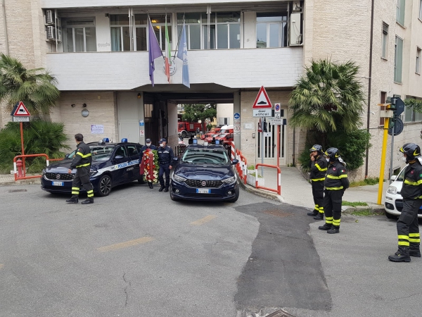 vigili urbani rendono omaggio ai vigili del fuoco - 5