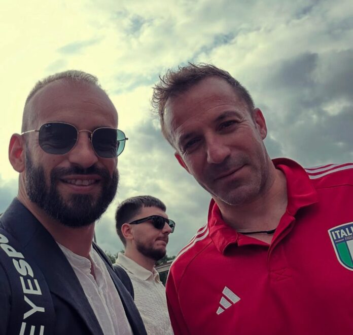 Davis Curiale in una foto recente, assieme al campione del mondo Alessandro Del Piero