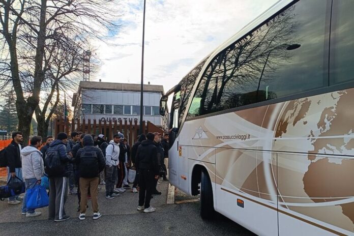 migranti pullman aquila